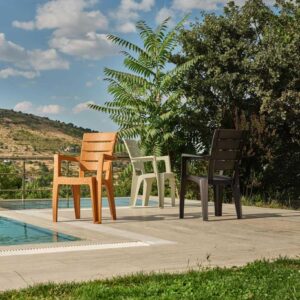 Stühle am Pool in Orange, weiß und schwarz